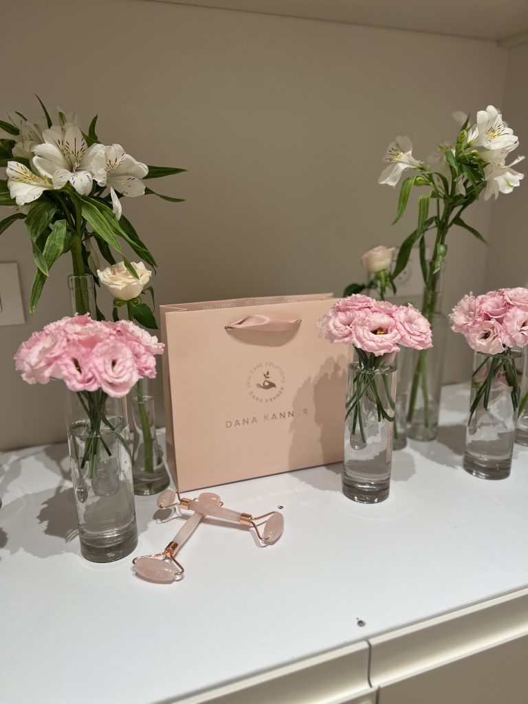 פרחים ושקית ממותגת