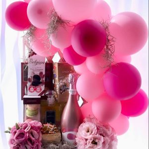 קופסה מעוצבת שוקולדים עם בלונים ומתנה