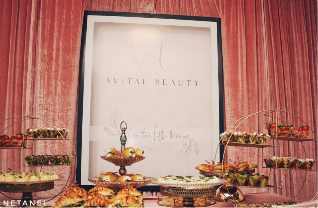 עיצוב בר להרמת כוסית עם קיר מעוצב