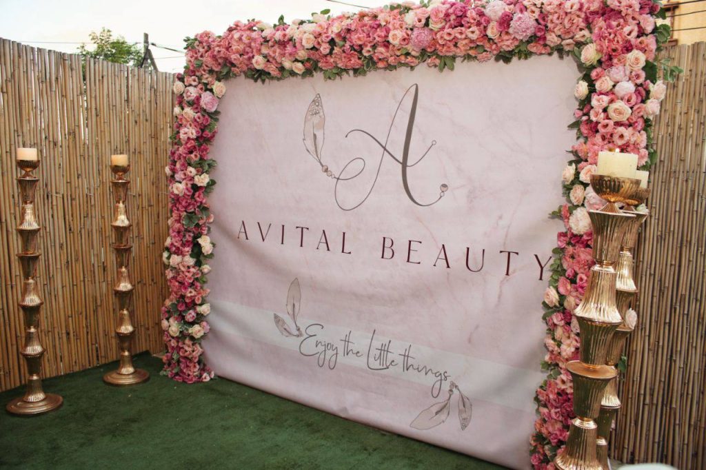 קיר צילום ממותג עם שער פרחים