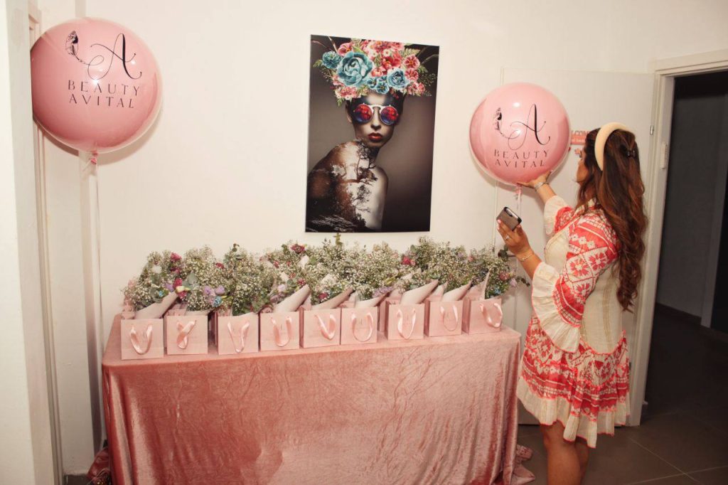 שולחן מתנות ממותגות למשתתפות