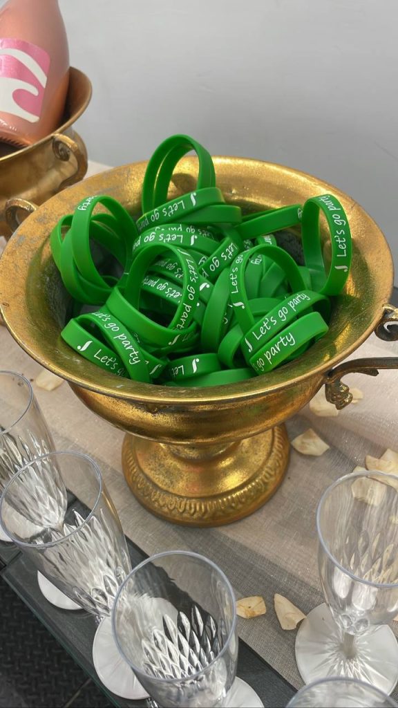 צמידים ממותגים