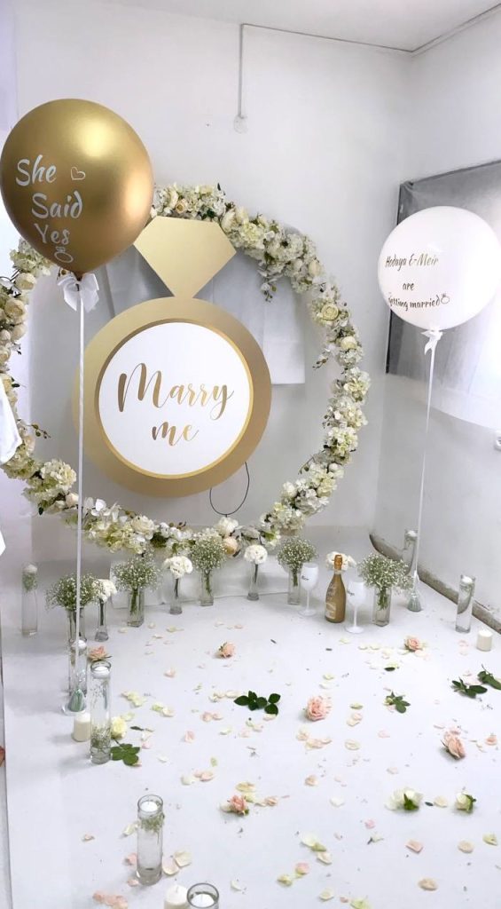 עיצוב הצעת נישואין טבעת פרחים ובלונים ונרות