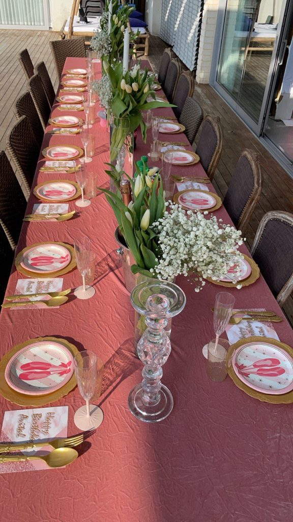 עיצוב שלחן ורוד ממותג יומולדת