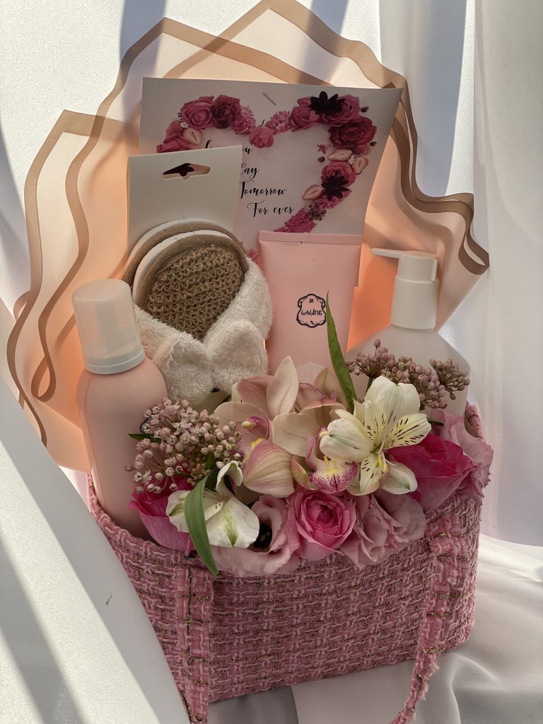 מזוודה ורודה מתנה לאישה מוצרי טיפוח