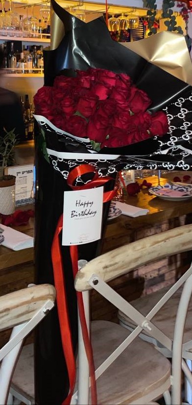 זר ורדים אדומים יום הולדת לאישה