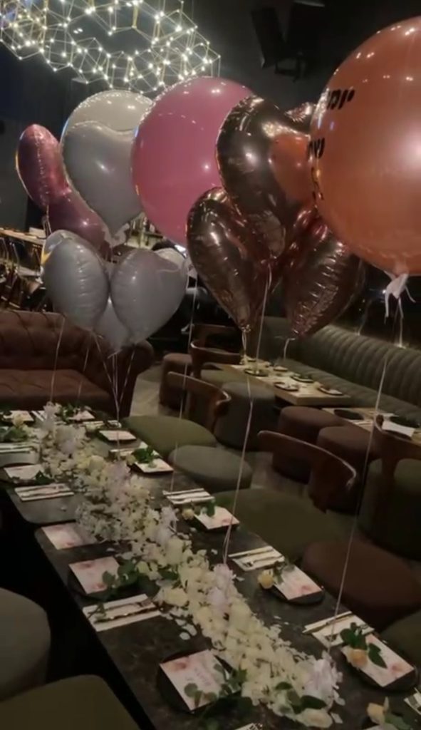 עיצוב שלחן יום הולדת בלונים ופרחים