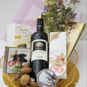 מתנת חג לפסח סלסלת עם יין ושוקולדים מעוצבת מפנקת