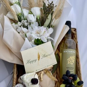 מתנה לשבועות עוגת גבינה יין לבן פרחים לבנים מעוצבים ופירות העונה