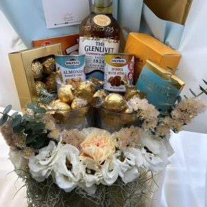 מארז מתנה לגבר יוקרתית מעוצבת ויסקי עם שוקולדים והרבה פינוקים לגבר