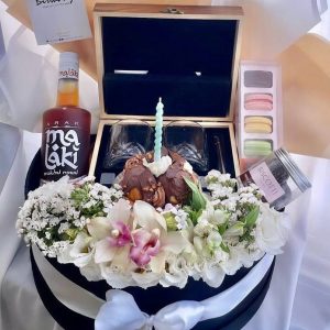 מארז מתנה לגבר חלומית יוקרתית קופסת פרחים כוסות ויסקי שוקולדים