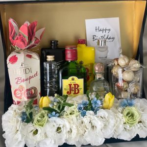 מארז יומולדת קופסה ענקית מעוצבת עם אלכוהול פרחים ושוקולדים