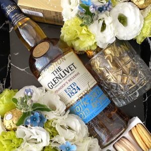 מארז מתנה לגבר קופסה מעוצבת ויסקי פרחים ומתוקים - משלוח מנות לגבר