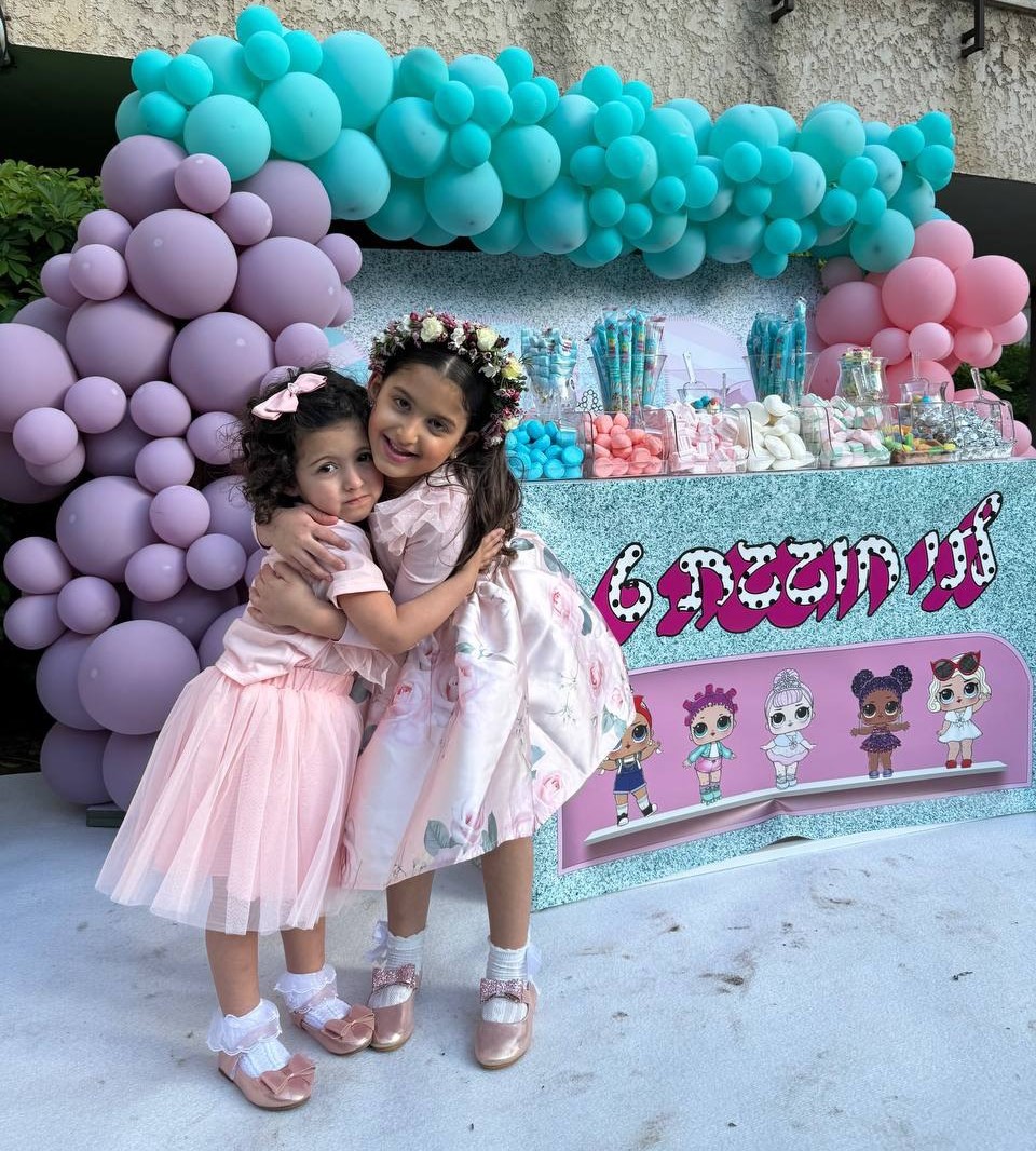 קיר צילום מעוצב עם בלונים ונסיכות