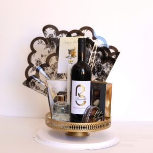 משלוח מנות מעוצב אלגנט בקערת זהב עם רגל