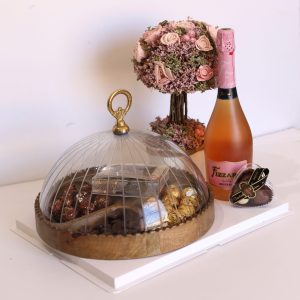 משלוח מנות מעוצב בכלי מחולק יוקרתי בשילוב בוקט פרחים