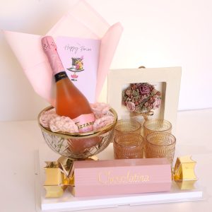 משלוח מנות מעוצב שמפניה ורודה כוסות ועוד פינוקים