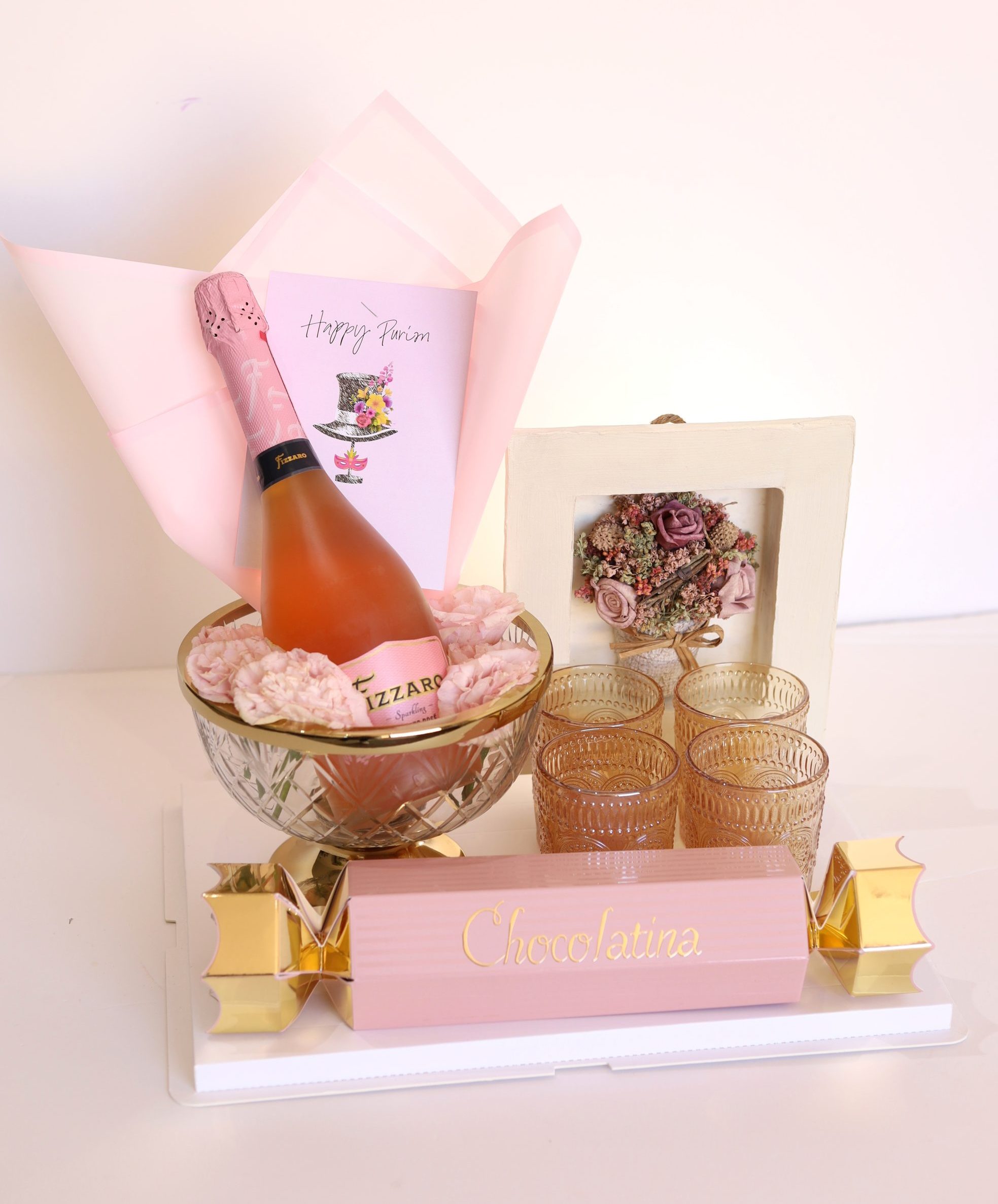 משלוח מנות מעוצב שמפניה ורודה כוסות ועוד פינוקים